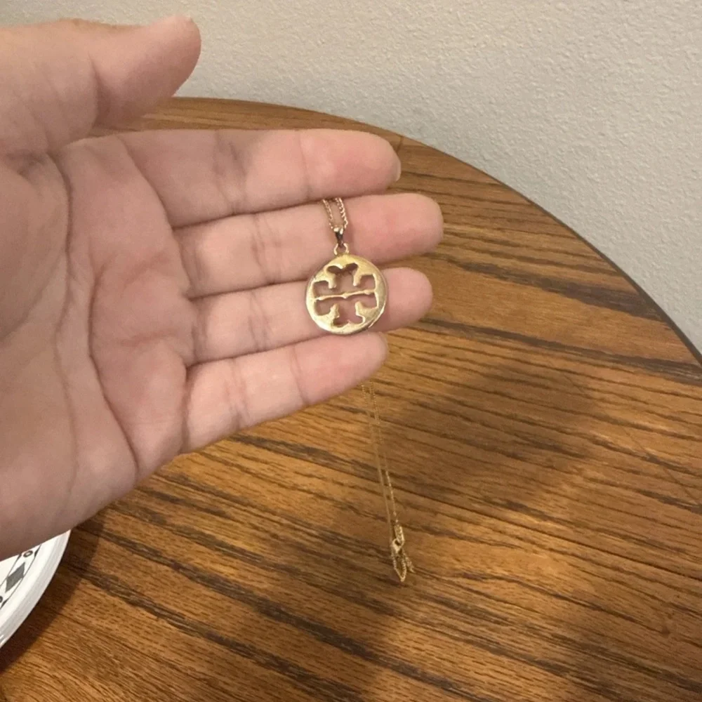 Gold Tory Burch necklace old money quiet luxury - Picture 2 of 4